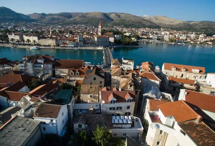Tinel Longo, Holiday Home For Up To 8, City Center, Bbq, Terrace