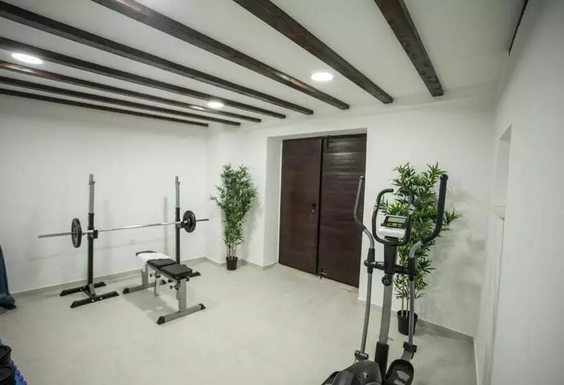 Tinel Longo, Holiday Home For Up To 8, City Center, Bbq, Terrace
