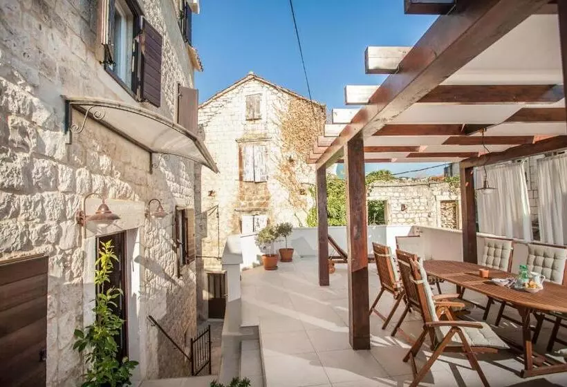 Tinel Longo, Holiday Home For Up To 8, City Center, Bbq, Terrace