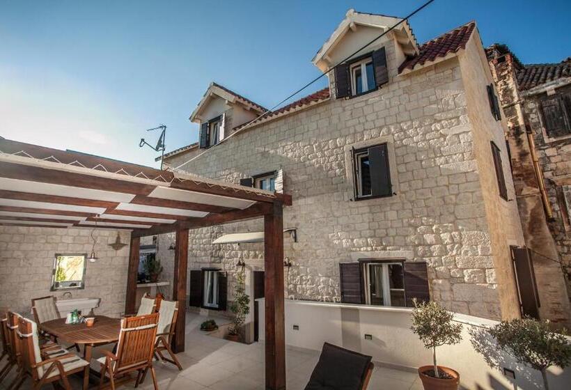 Tinel Longo, Holiday Home For Up To 8, City Center, Bbq, Terrace