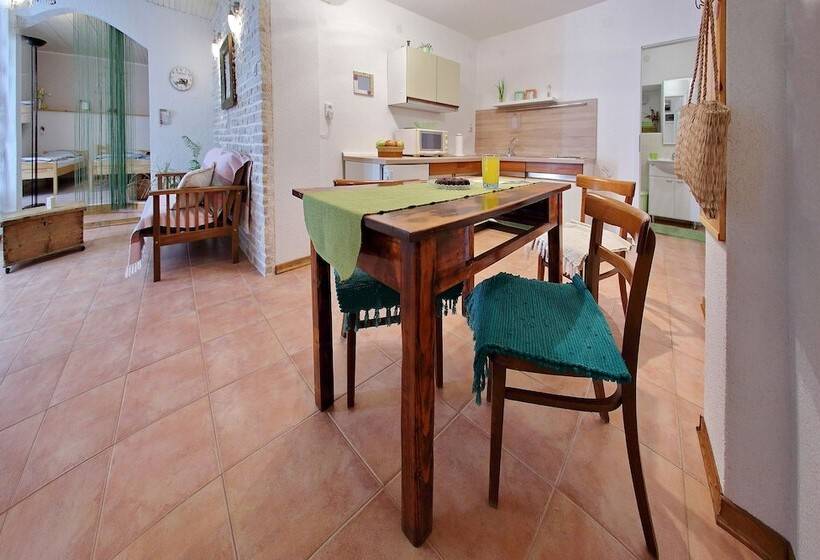 Old Town Rooms   Koludraska Street