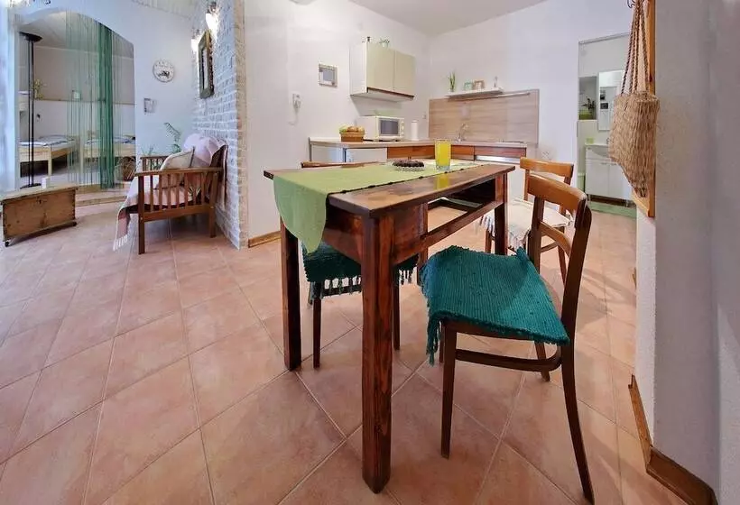 Old Town Rooms   Koludraska Street