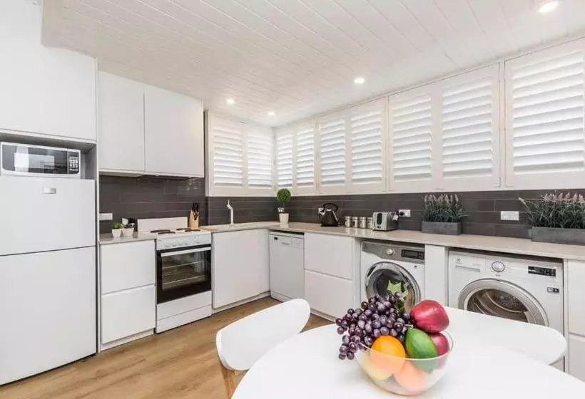 Bondi Beach Spacious Apt, Car Space, Ac And Netflix