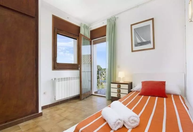 104665    Villa In Lloret De Mar