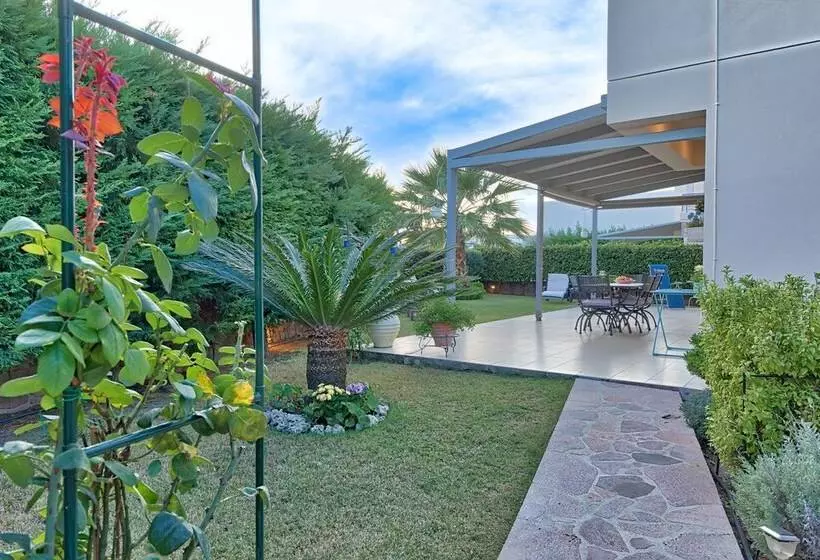 Elegant Maisonette Garden Near Beach