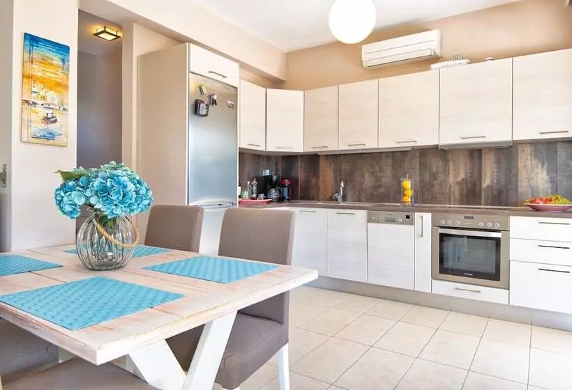 Elegant Maisonette Garden Near Beach