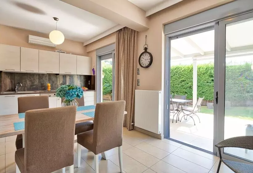 Elegant Maisonette Garden Near Beach