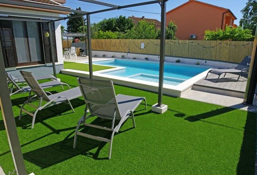 Kuntrada 45 With Heated Pool And Kids Pool