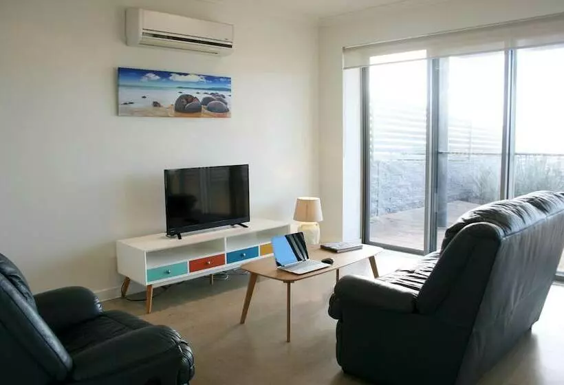 Penneshaw Oceanview Apartments