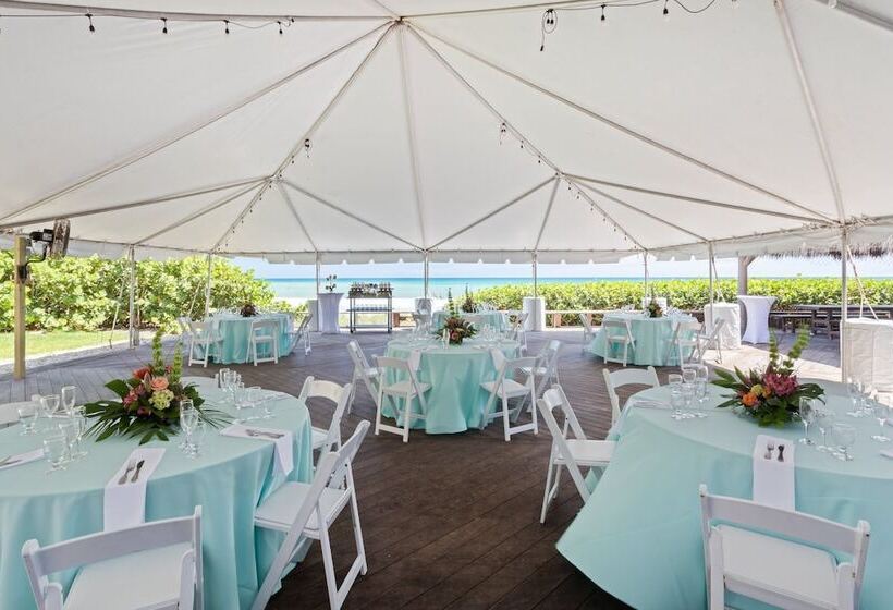 هتل Crowne Plaza Melbourne Oceanfront, An Ihg