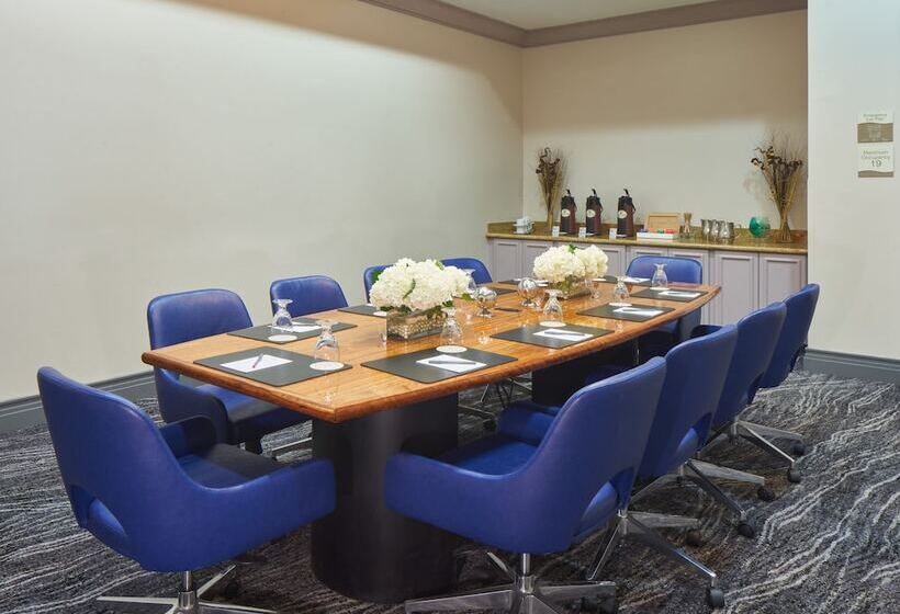 هتل Crowne Plaza Melbourne Oceanfront, An Ihg