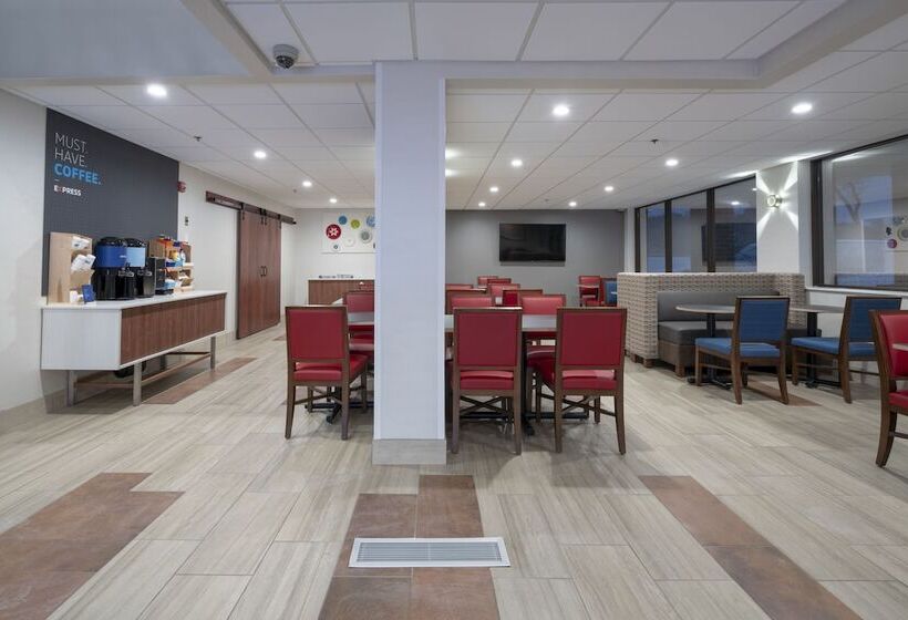 Holiday Inn Express Hotel & Suites Coon Rapids   Blaine Area, An Ihg