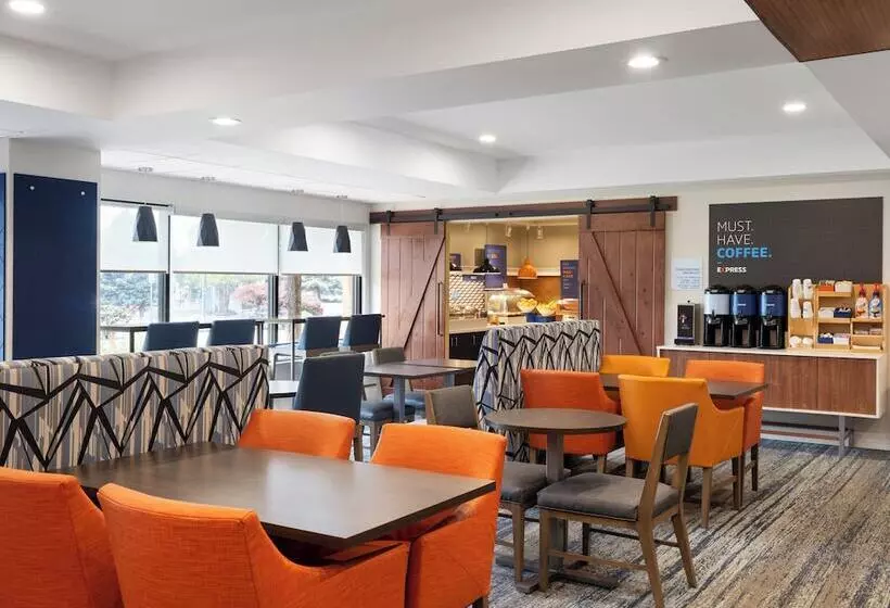 Отель Holiday Inn Express Indianapolis Airport, An Ihg