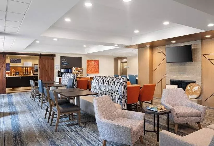 Отель Holiday Inn Express Indianapolis Airport, An Ihg