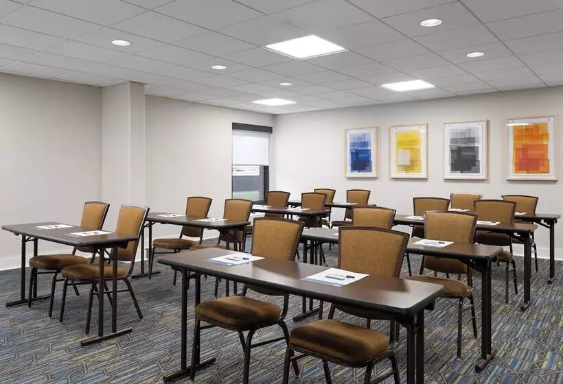 Отель Holiday Inn Express Indianapolis Airport, An Ihg