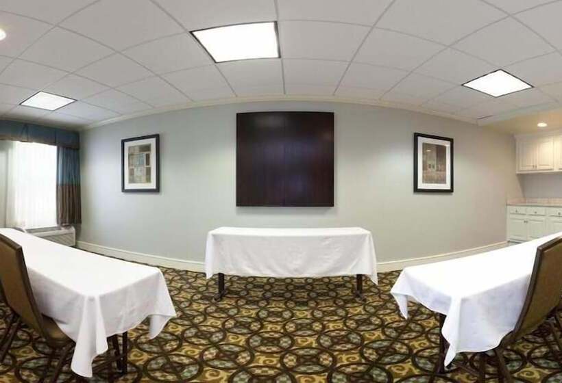 هتل Holiday Inn Express Indianapolis Airport, An Ihg