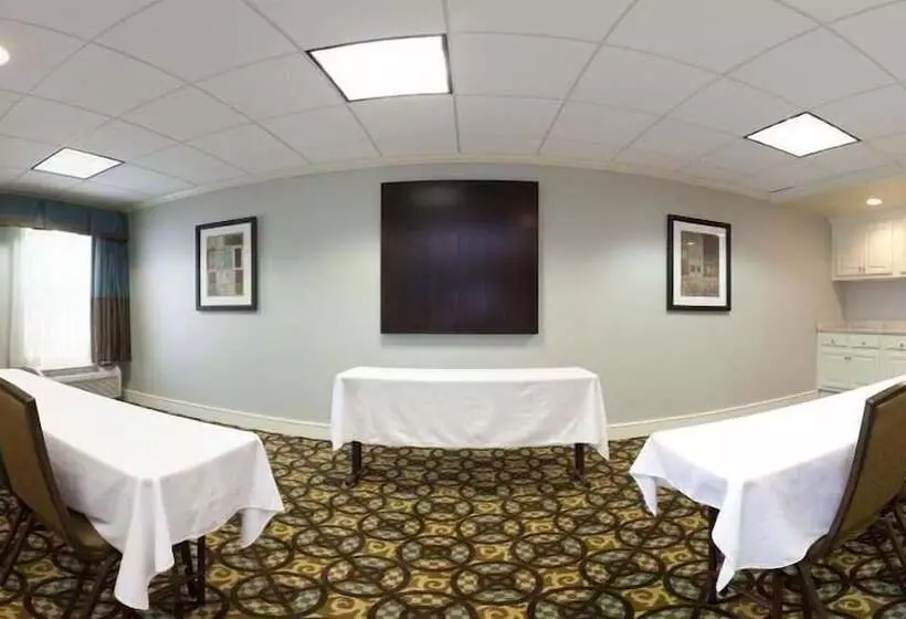 Отель Holiday Inn Express Indianapolis Airport, An Ihg