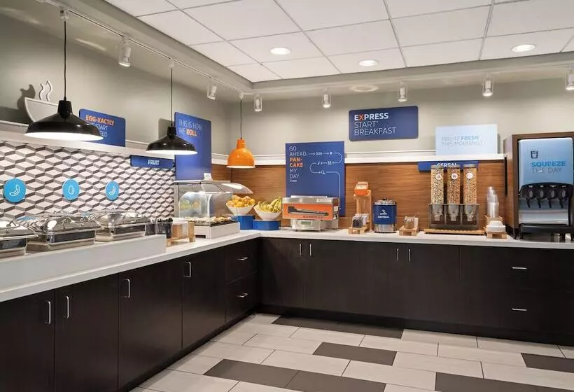 Отель Holiday Inn Express Indianapolis Airport, An Ihg