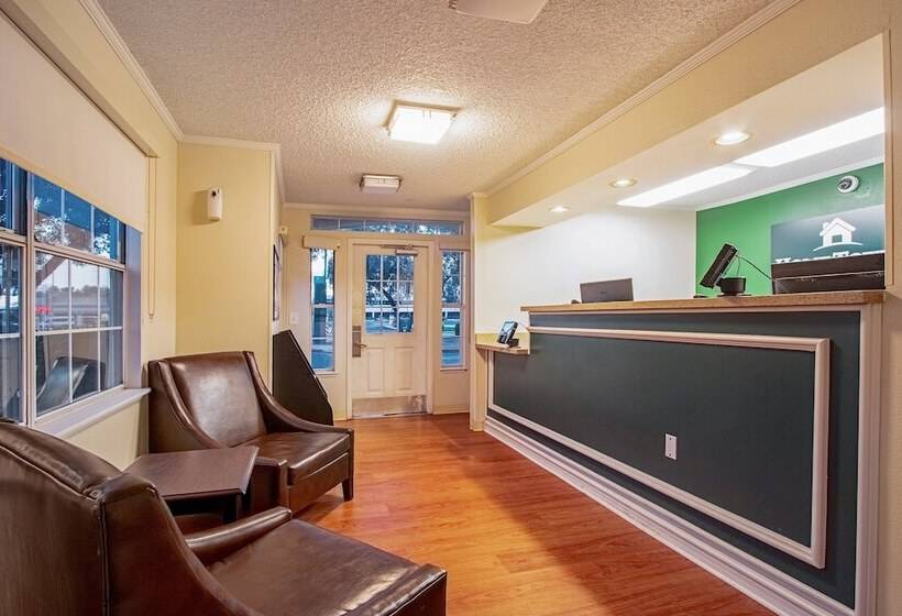 Otel Hometowne Studios By Red Roof Phoenix   Dunlap Ave