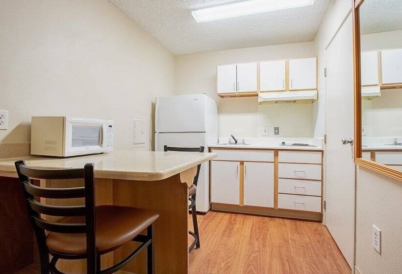 Otel Hometowne Studios By Red Roof Phoenix   Dunlap Ave