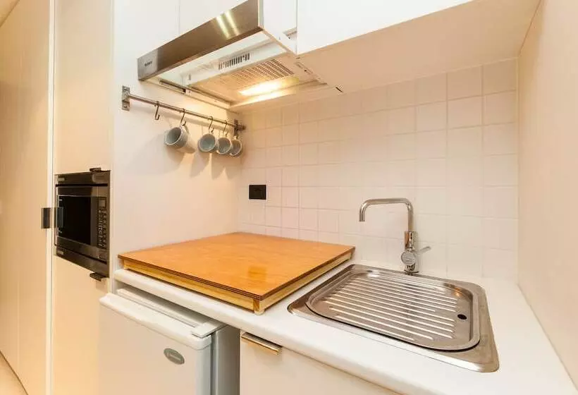 Celeste, 1bdr East Melbourne Apartment