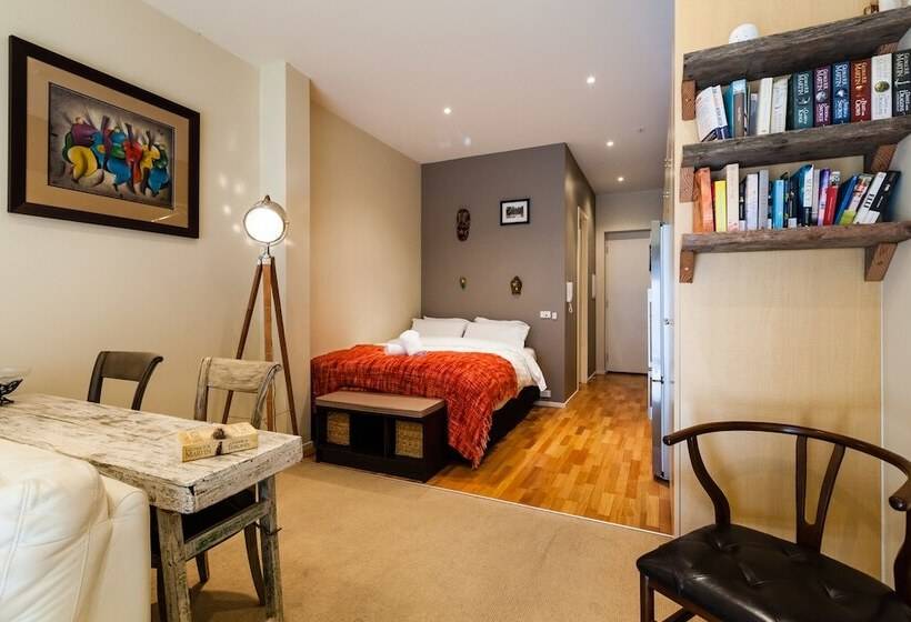 Tennyson, Richmond Studio Apartment