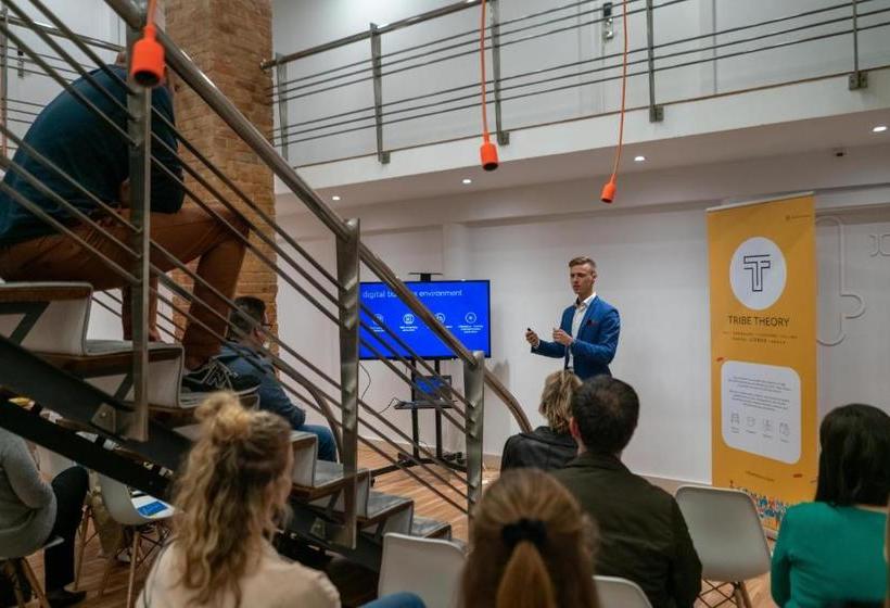 هاستل Draper Startup House For Entrepreneurs