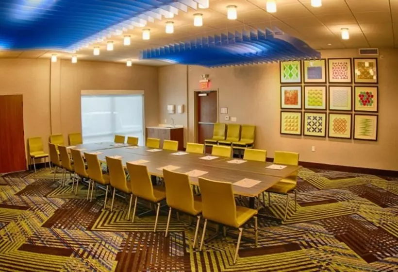 Hotelli Holiday Inn Express & Suites   Detroit North   Roseville, An Ihg