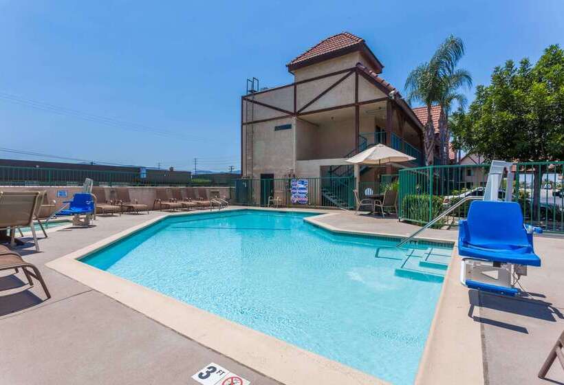 בית מלון כפרי Howard Johnson By Wyndham Norco