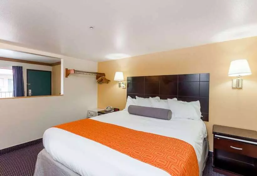 Отель Howard Johnson By Wyndham Norco