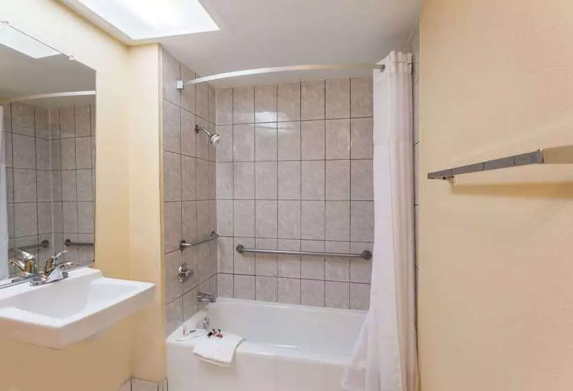 Отель Howard Johnson By Wyndham Norco