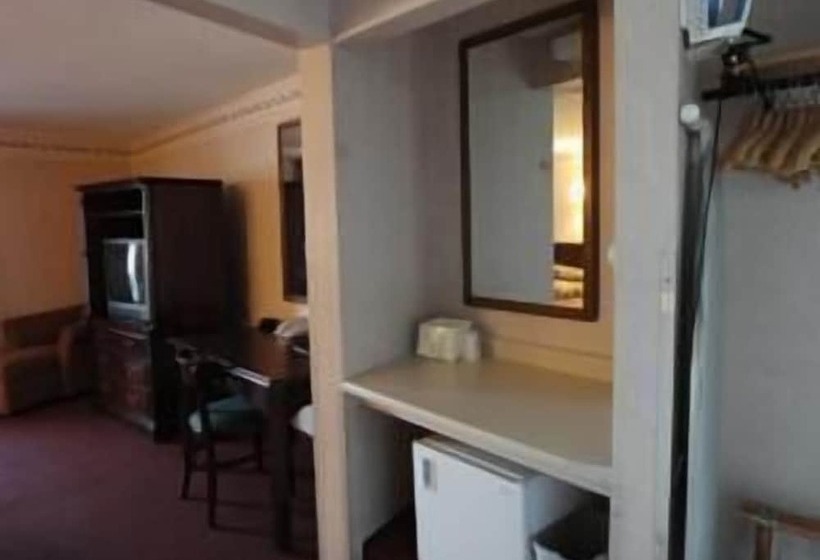 هتل Hyannis Travel Inn