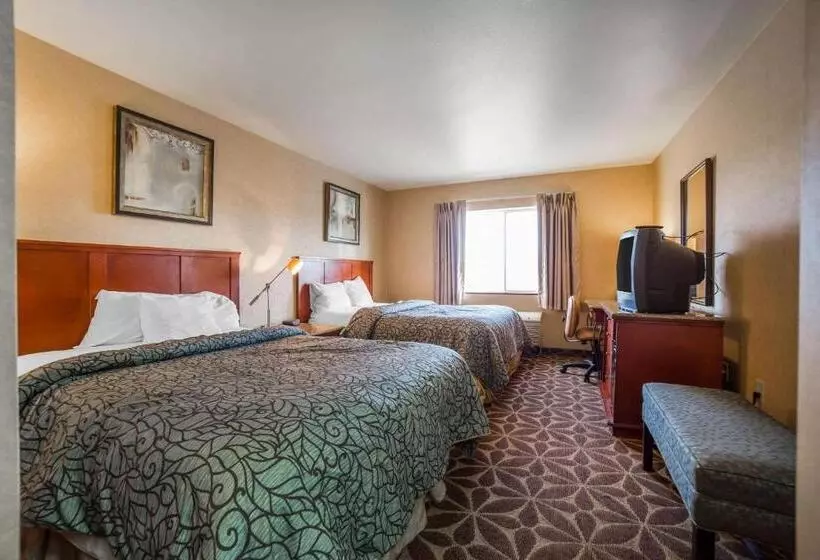 Мотель Rodeway Inn & Suites