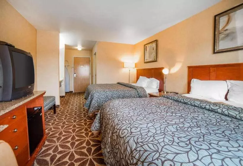 Мотель Rodeway Inn & Suites