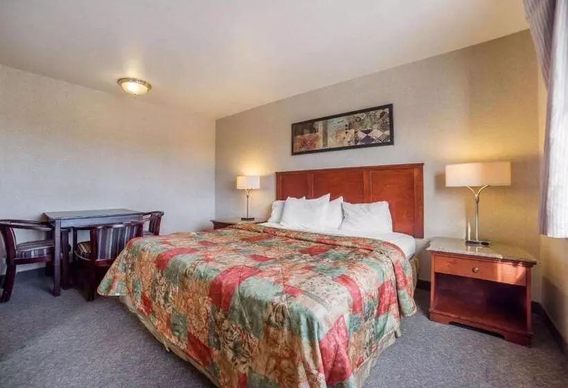 Мотель Rodeway Inn & Suites