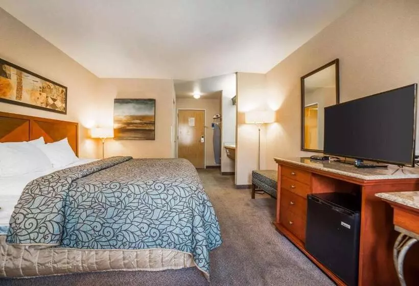 Мотель Rodeway Inn & Suites