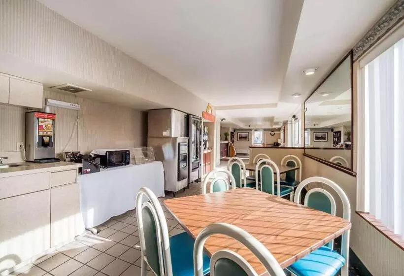 Мотель Rodeway Inn & Suites