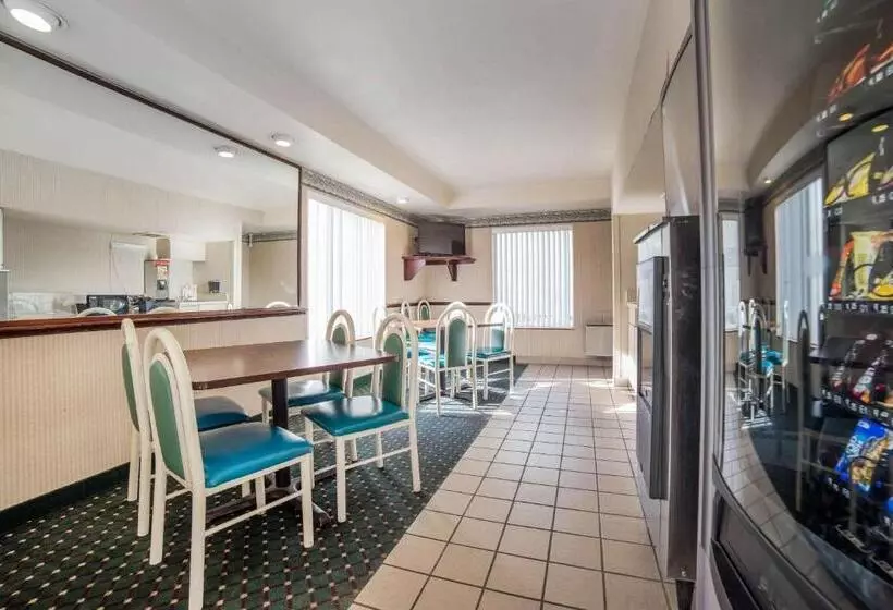 Мотель Rodeway Inn & Suites