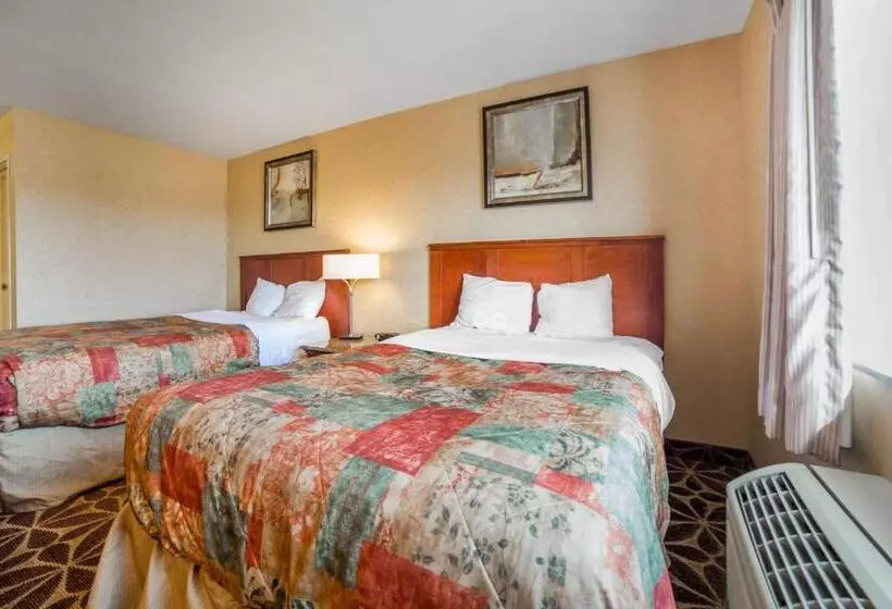 Мотель Rodeway Inn & Suites