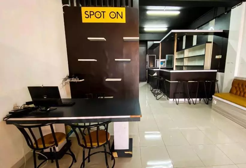 ホテル Spot On 2051 Sho Family Homestay And Resto
