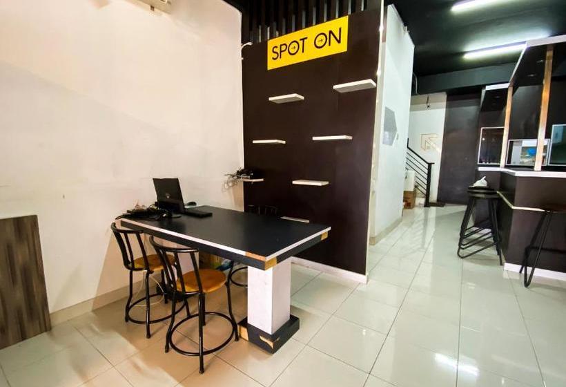 هتل Spot On 2051 Sho Family Homestay And Resto