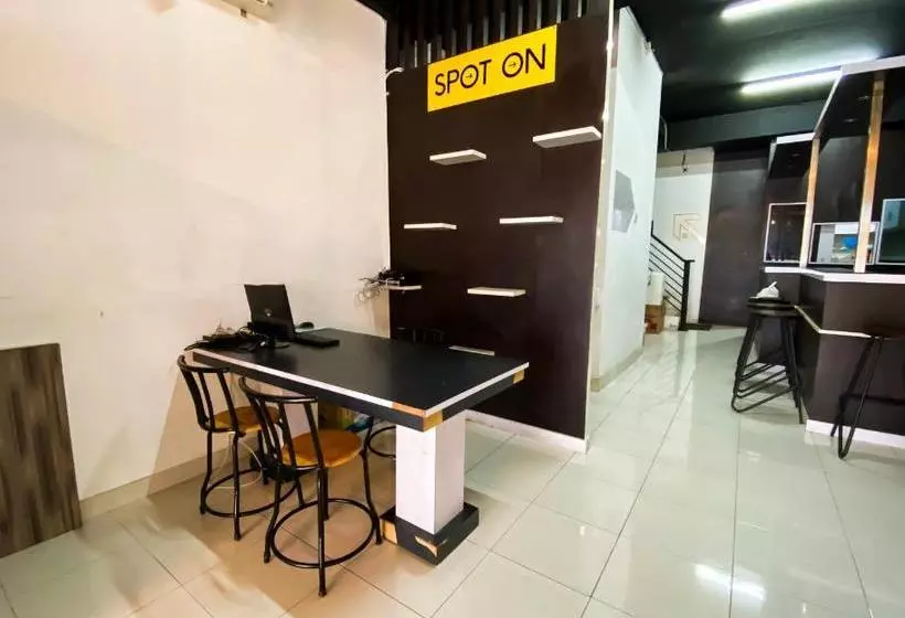 ホテル Spot On 2051 Sho Family Homestay And Resto