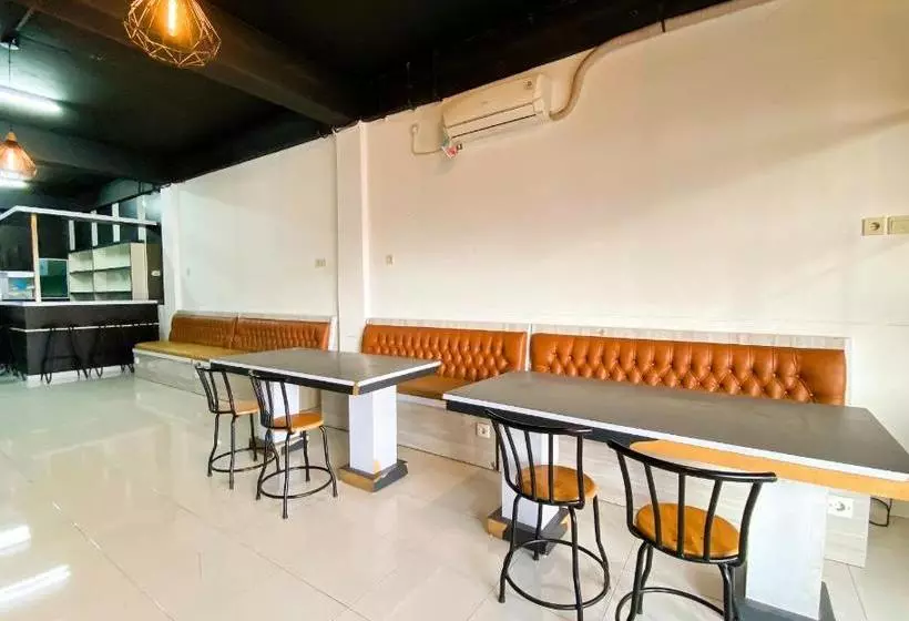 ホテル Spot On 2051 Sho Family Homestay And Resto