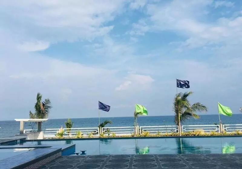 Em Royalle Hotel & Beach Resort