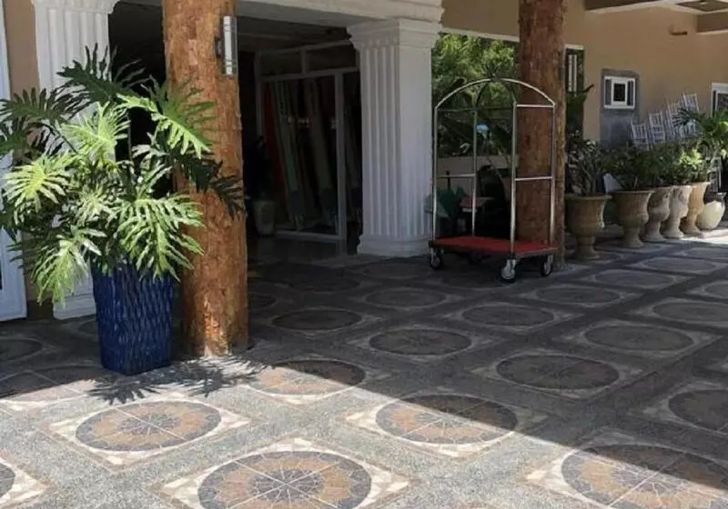 Em Royalle Hotel & Beach Resort