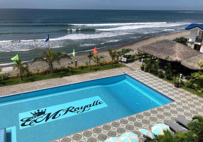 Em Royalle Hotel & Beach Resort