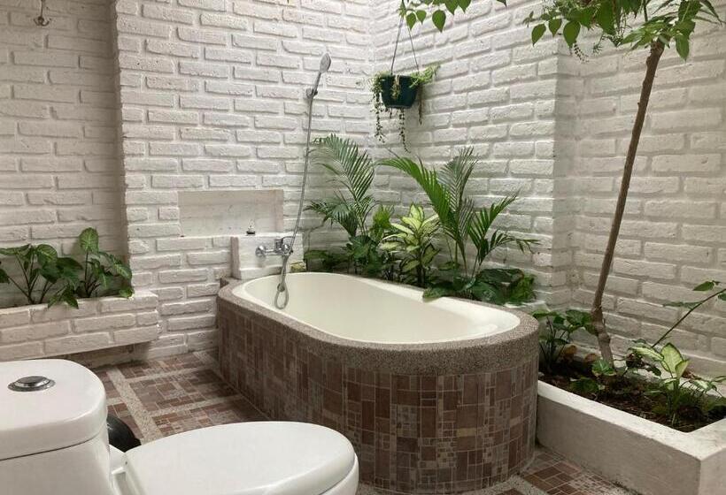 فندق La Costa International