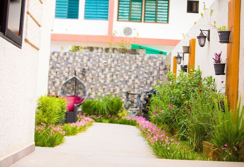 هتل Guesthouse Quatre Saisons