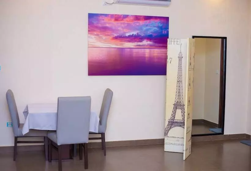 هتل Guesthouse Quatre Saisons