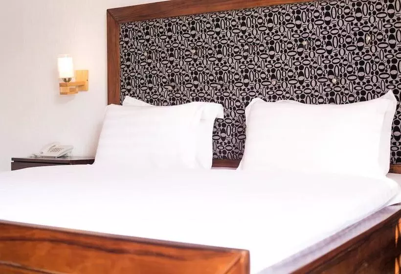 هتل Guesthouse Quatre Saisons